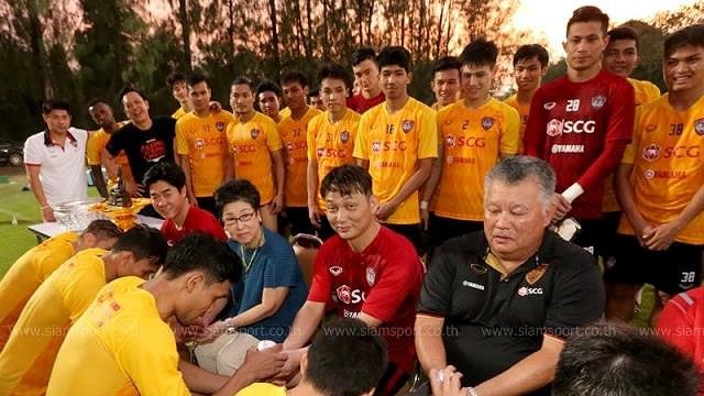 Văn Lâm đón tết Songkran cùng Muangthong - Ảnh 6.