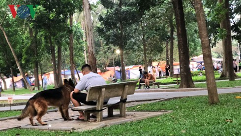 Kinh hãi chó không rọ mõm chạy rông trong công viên Thống Nhất - Ảnh 10.