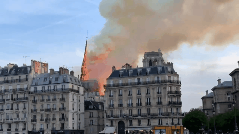 Cháy lớn kinh hoàng ở Nhà thờ Đức Bà Paris: Sập đỉnh tháp, phần lớn mái bị thiêu rụi - Ảnh 1.