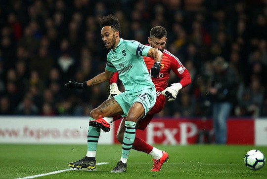 Thủ môn Watford tặng bàn thắng hy hữu, Arsenal vào Top 4 - Ảnh 2.