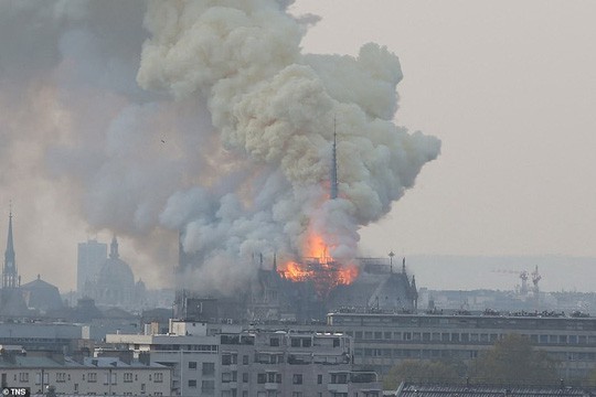 Cháy Nhà thờ Đức Bà ở Paris: Vì sao không thể chữa cháy từ trên không? - Ảnh 3.