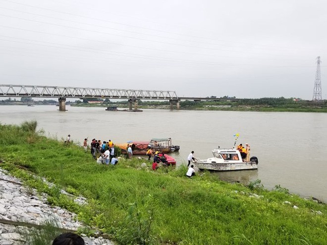 Bố nữ sinh nhảy cầu vì nghi bị hiếp dâm nghẹn ngào: Nhiều người nhận được tin con tôi nhảy cầu nhưng không báo, giá như... - Ảnh 1.