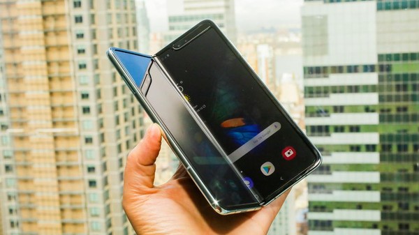 Cận cảnh Samsung Galaxy Fold: Smartphone đắt đỏ nhưng độc lạ và xịn sò nhất hiện nay! - Ảnh 3.