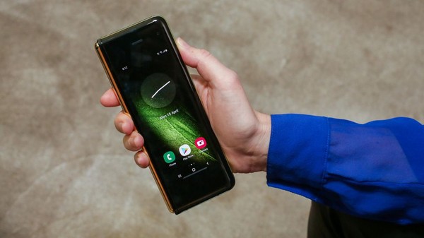 Cận cảnh Samsung Galaxy Fold: Smartphone đắt đỏ nhưng độc lạ và xịn sò nhất hiện nay! - Ảnh 7.