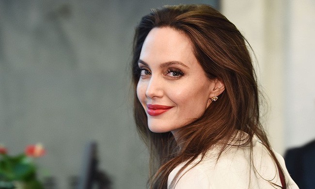 Angelina Jolie chính thức đổi họ sau khi không còn là vợ của Brad Pitt  - Ảnh 1.