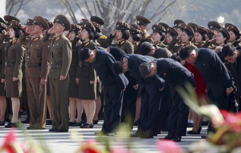 Ảnh: Hàng vạn người Triều Tiên kỷ niệm sinh nhật cố Chủ tịch Kim Nhật Thành - Ảnh 11.