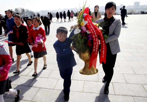 Ảnh: Hàng vạn người Triều Tiên kỷ niệm sinh nhật cố Chủ tịch Kim Nhật Thành - Ảnh 13.
