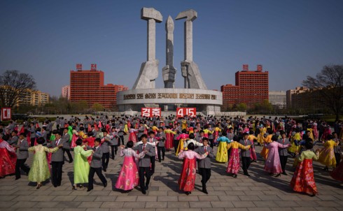 Ảnh: Hàng vạn người Triều Tiên kỷ niệm sinh nhật cố Chủ tịch Kim Nhật Thành - Ảnh 15.