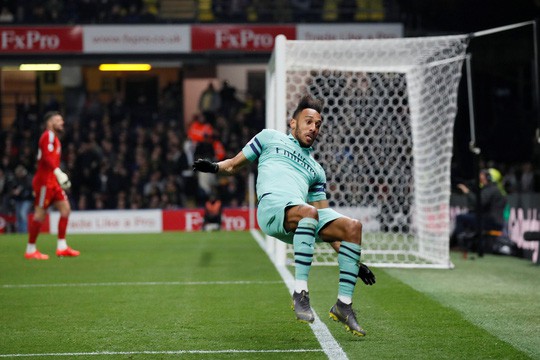 Thủ môn Watford tặng bàn thắng hy hữu, Arsenal vào Top 4 - Ảnh 3.