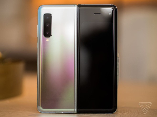 Trên tay Samsung Galaxy Fold: cầm nắm sướng tay, tiếng mở ra đóng vào nghe sướng tai và phần mềm thì tốt đáng ngạc nhiên - Ảnh 3.