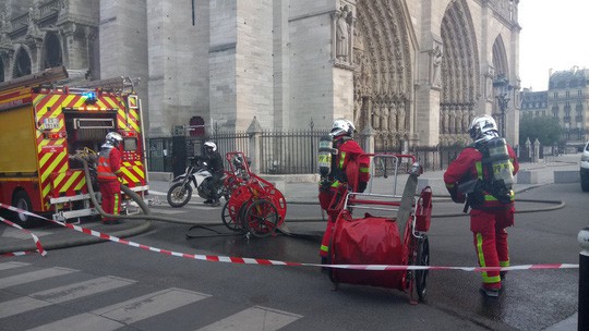 Cháy Nhà thờ Đức Bà ở Paris: Vì sao không thể chữa cháy từ trên không? - Ảnh 4.