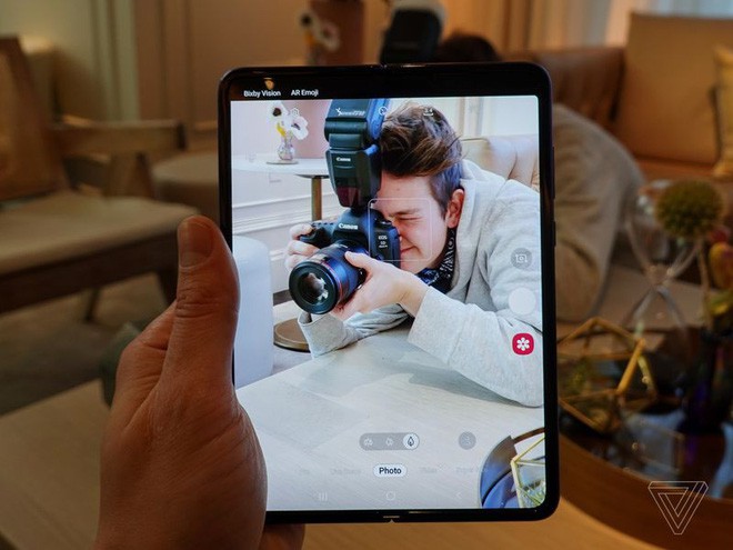 Trên tay Samsung Galaxy Fold: cầm nắm sướng tay, tiếng mở ra đóng vào nghe sướng tai và phần mềm thì tốt đáng ngạc nhiên - Ảnh 27.