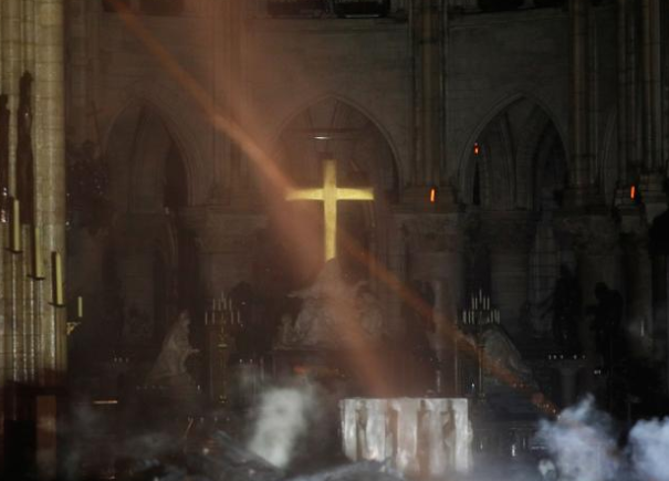 Những hình ảnh đầu tiên bên trong Nhà thờ Đức Bà Paris sau vụ hỏa hoạn - Ảnh 3.
