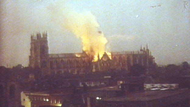 4 công trình lịch sử tại châu Âu từng bị quỷ lửa tấn công như Nhà thờ Đức Bà Paris - Ảnh 4.