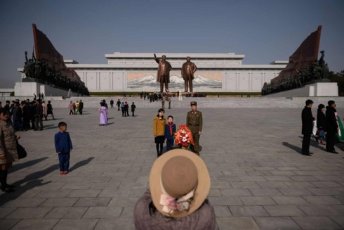 Ảnh: Hàng vạn người Triều Tiên kỷ niệm sinh nhật cố Chủ tịch Kim Nhật Thành - Ảnh 4.