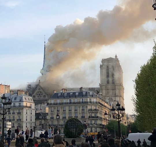 Cháy Nhà thờ Đức Bà ở Paris: Vì sao không thể chữa cháy từ trên không? - Ảnh 6.