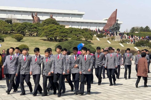 Ảnh: Hàng vạn người Triều Tiên kỷ niệm sinh nhật cố Chủ tịch Kim Nhật Thành - Ảnh 5.