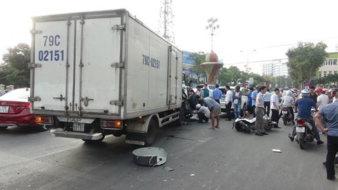 Quảng Bình: Xe tải đâm hàng loạt xe đang dừng đèn đỏ, nhiều người bị thương - Ảnh 1.