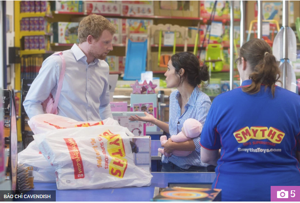 Thực hư đằng sau loạt ảnh Hoàng tử Harry và Meghan bế con đầu lòng đứng trước bệnh viện và đi mua sắm đồ dùng em bé gây xôn xao dư luận - Ảnh 3.