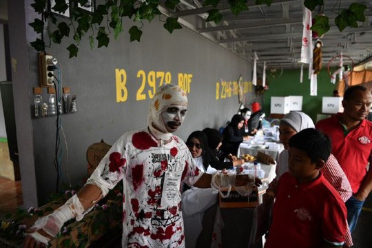 Indonesia dùng ma cà rồng lôi kéo cử tri tới bỏ phiếu - Ảnh 1.
