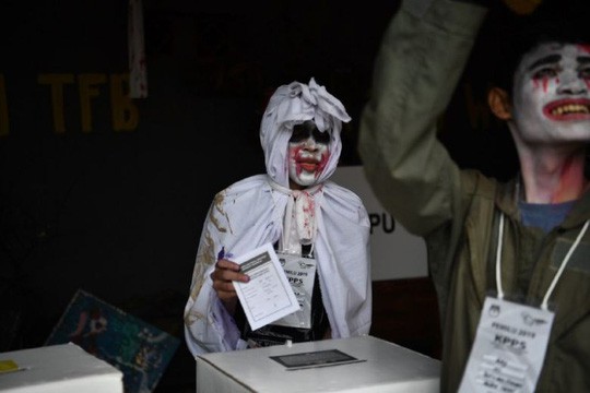 Indonesia dùng ma cà rồng lôi kéo cử tri tới bỏ phiếu - Ảnh 2.