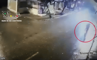 Clip: Người phụ nữ chạy xe máy, bỗng ngã xuống đường tử vong ở Hà Nội
