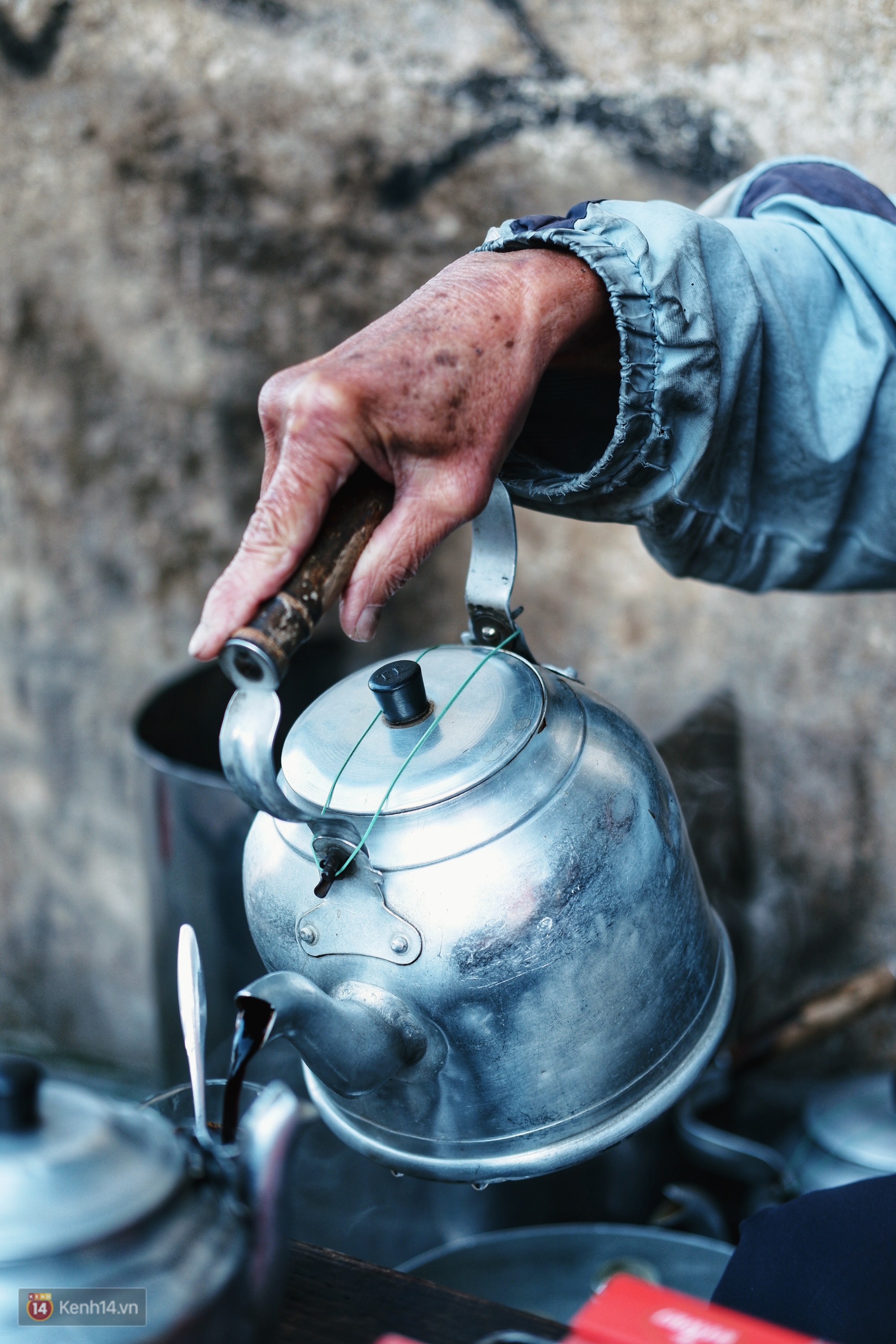 Quán cà phê vợt độc nhất vô nhị ở Đà Lạt, 30 năm chỉ bán từ 4 giờ sáng đến hơn 7 giờ sáng mỗi ngày - Ảnh 2. Quán cà phê vợt độc nhất vô nhị ở Đà Lạt, 30 năm chỉ bán từ 4 giờ sáng đến hơn 7 giờ sáng mỗi ngày - Ảnh 2.