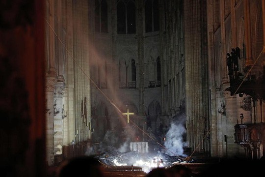  Cháy Nhà thờ Đức Bà Paris: Lính cứu hỏa cầu viện vũ khí bí mật  - Ảnh 1.