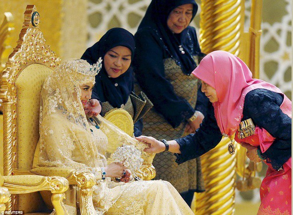 Nàng dâu hoàng gia Brunei từng gây choáng trong đám cưới phủ vàng và kim cương xa xỉ bậc nhất giờ ra sao? - Ảnh 2.