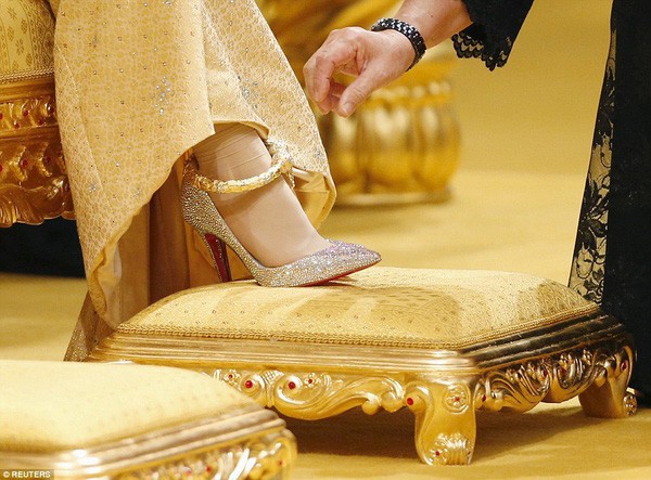 Nàng dâu hoàng gia Brunei từng gây choáng trong đám cưới phủ vàng và kim cương xa xỉ bậc nhất giờ ra sao? - Ảnh 3.