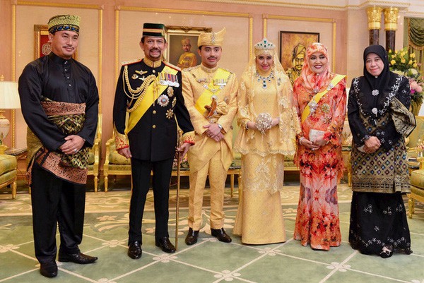 Nàng dâu hoàng gia Brunei từng gây choáng trong đám cưới phủ vàng và kim cương xa xỉ bậc nhất giờ ra sao? - Ảnh 4.