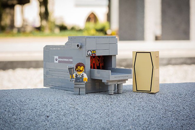 Một nghĩa trang ở Áo tung ra bộ xếp hình LEGO chủ đề... đám tang, bạn có dám mua cho con mình chơi? - Ảnh 2.