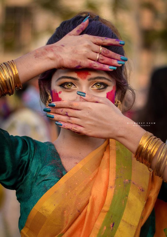 Xuất hiện trong lễ hội Mùa Xuân, thiếu nữ Ấn Độ khiến cộng đồng mạng chao đảo vì nhan sắc đẹp tựa thần tiên - Ảnh 1.