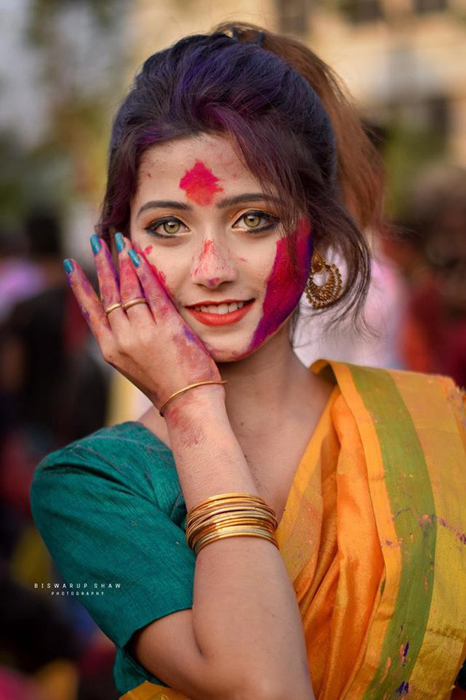 Xuất hiện trong lễ hội Mùa Xuân, thiếu nữ Ấn Độ khiến cộng đồng mạng chao đảo vì nhan sắc đẹp tựa thần tiên - Ảnh 2.
