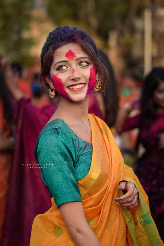 Xuất hiện trong lễ hội Mùa Xuân, thiếu nữ Ấn Độ khiến cộng đồng mạng chao đảo vì nhan sắc đẹp tựa thần tiên - Ảnh 11.