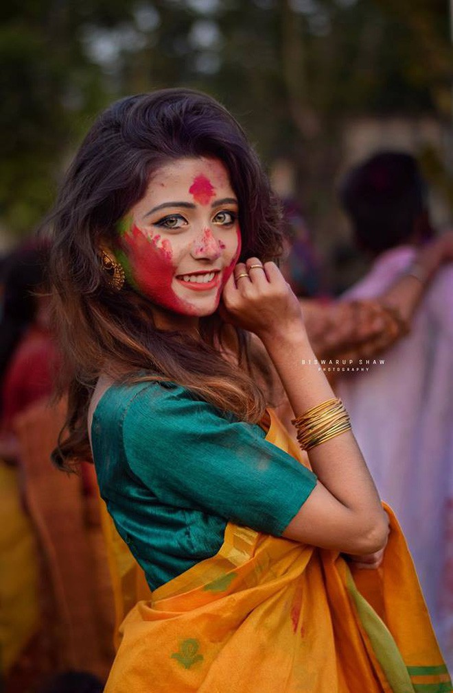 Xuất hiện trong lễ hội Mùa Xuân, thiếu nữ Ấn Độ khiến cộng đồng mạng chao đảo vì nhan sắc đẹp tựa thần tiên - Ảnh 12.