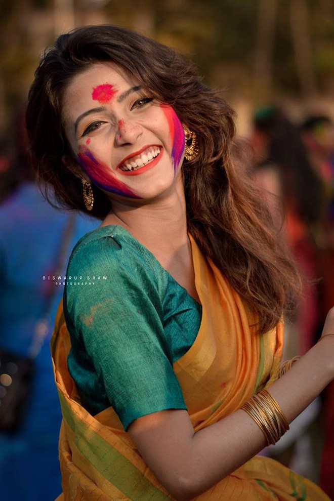 Xuất hiện trong lễ hội Mùa Xuân, thiếu nữ Ấn Độ khiến cộng đồng mạng chao đảo vì nhan sắc đẹp tựa thần tiên - Ảnh 3.