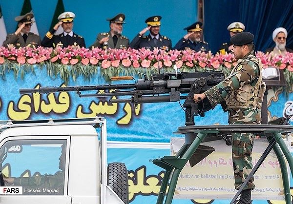 Iran diễu binh khoe khí tài quân sự hùng hậu - Ảnh 4.