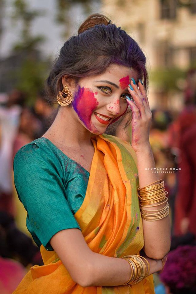 Xuất hiện trong lễ hội Mùa Xuân, thiếu nữ Ấn Độ khiến cộng đồng mạng chao đảo vì nhan sắc đẹp tựa thần tiên - Ảnh 6.