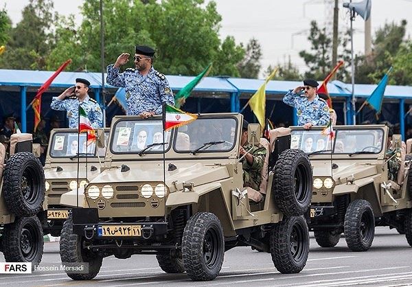 Iran diễu binh khoe khí tài quân sự hùng hậu - Ảnh 6.