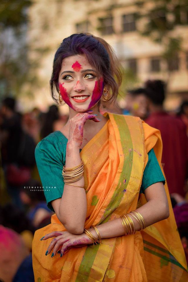 Xuất hiện trong lễ hội Mùa Xuân, thiếu nữ Ấn Độ khiến cộng đồng mạng chao đảo vì nhan sắc đẹp tựa thần tiên - Ảnh 8.