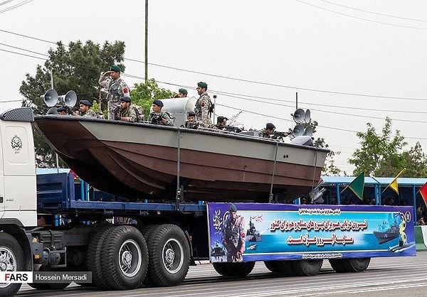 Iran diễu binh khoe khí tài quân sự hùng hậu - Ảnh 8.