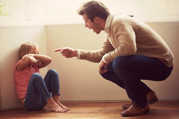 10 thói quen nguy hại cha mẹ hay làm khiến mối quan hệ với con cái bị tan vỡ, khó hàn gắn - Ảnh 2.
