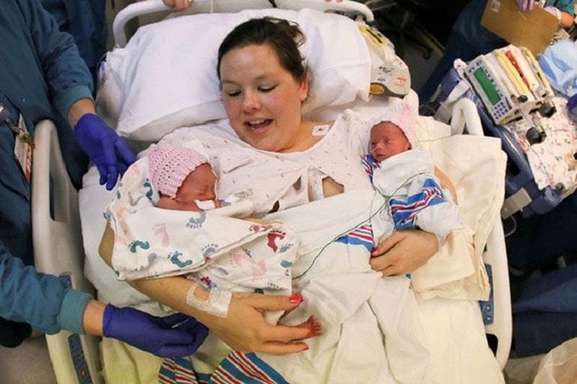 Sau 5 năm, 2 bé gái trong bức ảnh cặp song sinh nắm chặt tay nhau chào đời từng gây bão mạng xã hội giờ đã lớn khôn, có một điểm kỳ lạ khó giải thích nổi - Ảnh 6.