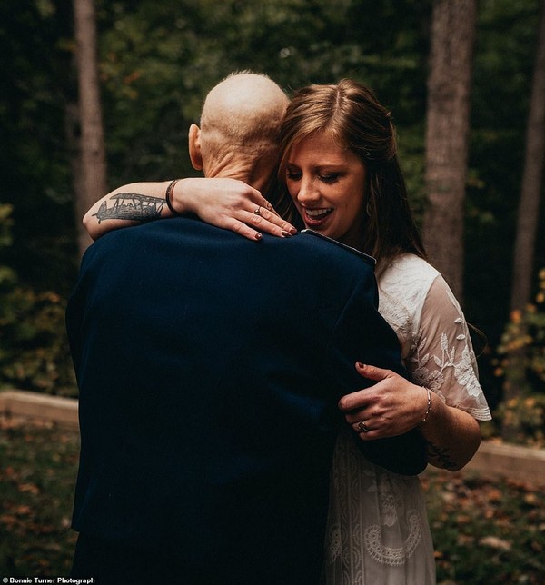 Cô dâu bỏ chụp hình đính hôn để thực hiện bộ ảnh gia đình cùng người cha ung thư giai đoạn cuối gây xúc động - Ảnh 12.