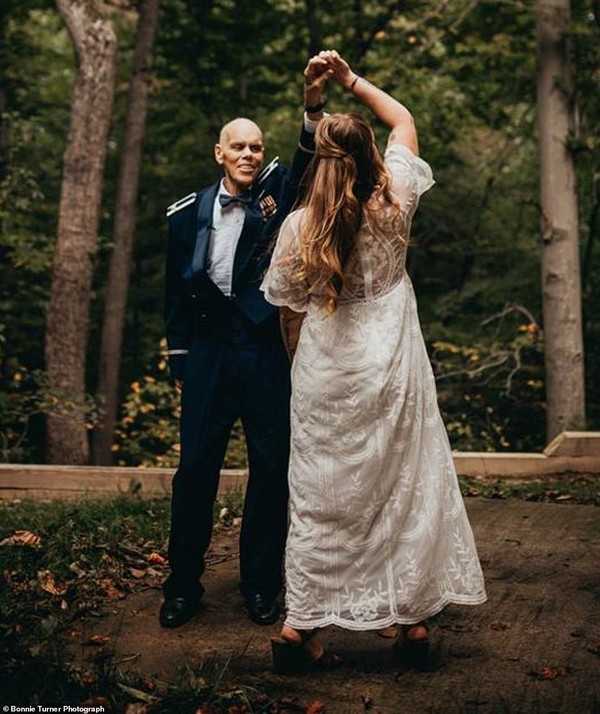 Cô dâu bỏ chụp hình đính hôn để thực hiện bộ ảnh gia đình cùng người cha ung thư giai đoạn cuối gây xúc động - Ảnh 3.