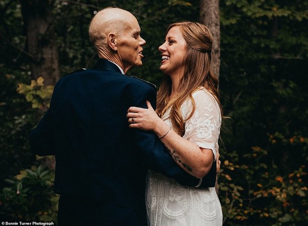 Cô dâu bỏ chụp hình đính hôn để thực hiện bộ ảnh gia đình cùng người cha ung thư giai đoạn cuối gây xúc động - Ảnh 5.