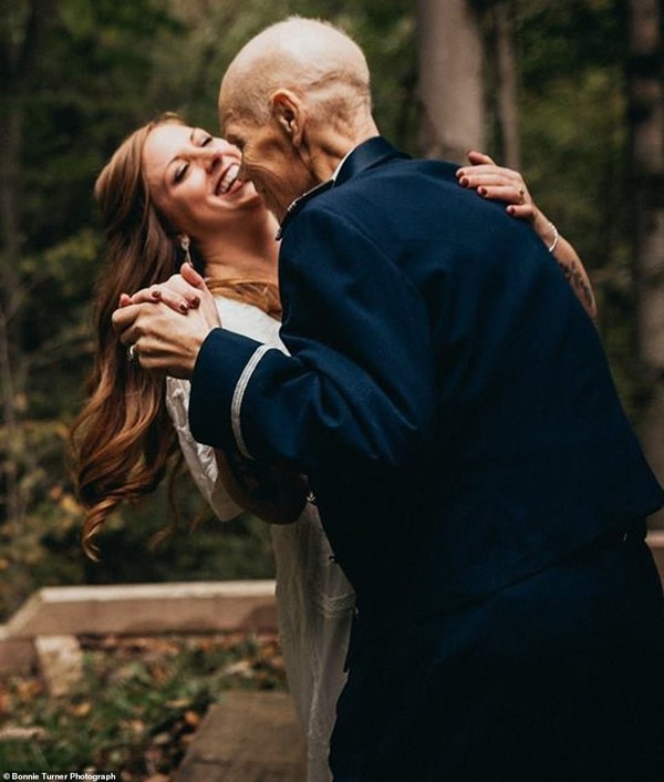 Cô dâu bỏ chụp hình đính hôn để thực hiện bộ ảnh gia đình cùng người cha ung thư giai đoạn cuối gây xúc động - Ảnh 6.