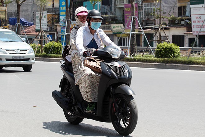 Nhìn người đàn ông đi xe máy với lưng áo ướt đẫm mới thấy thời tiết Hà Nội nóng đến thế nào! - Ảnh 4.