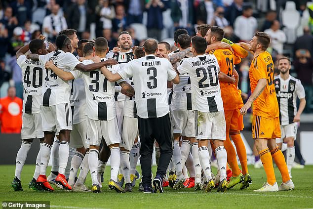 Ronaldo ăn hên, nâng cao chức vô địch đầu tiên từ khi chuyển sang Juventus - Ảnh 5.